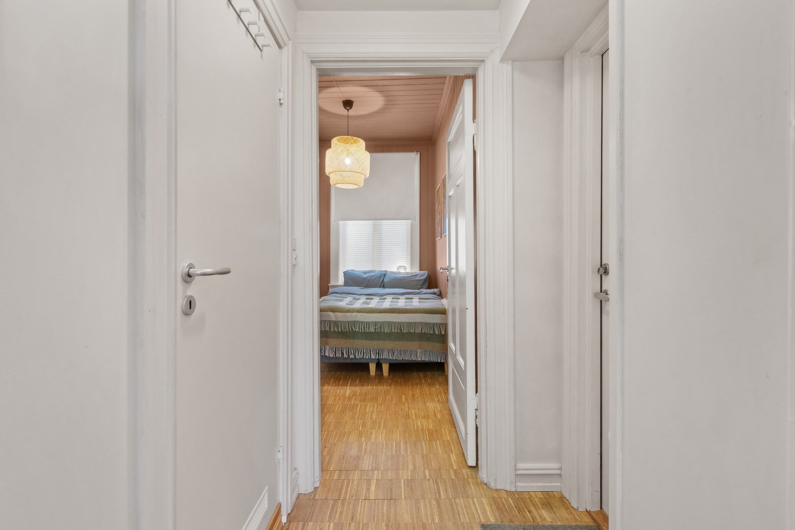 Hyggelig inngangsparti med plass til oppheng av yttertøy og plassering av sko. Galleribilde