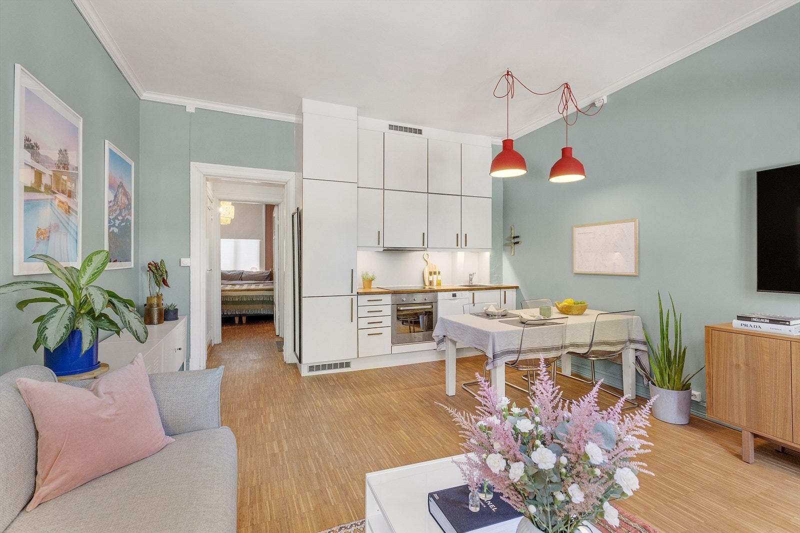 Mellom stuen og kjøkkenet er det plass til en spisegruppe. Galleribilde