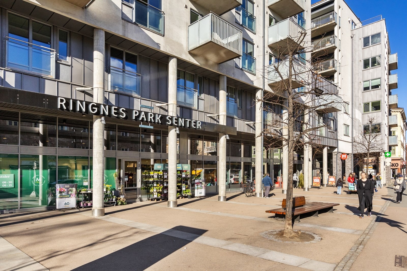 Det er kort vei til Ringnes park hvor du har dagligvarebutikk, Sats og andre butikker. Galleribilde