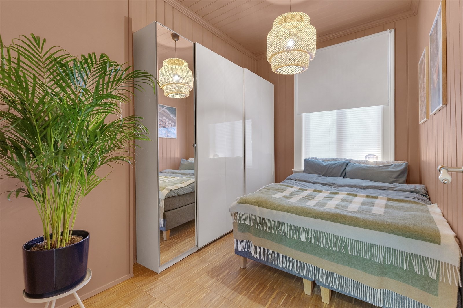 Leiligheten har et romslig soverom med god plass til stor seng og garderobe. Galleribilde