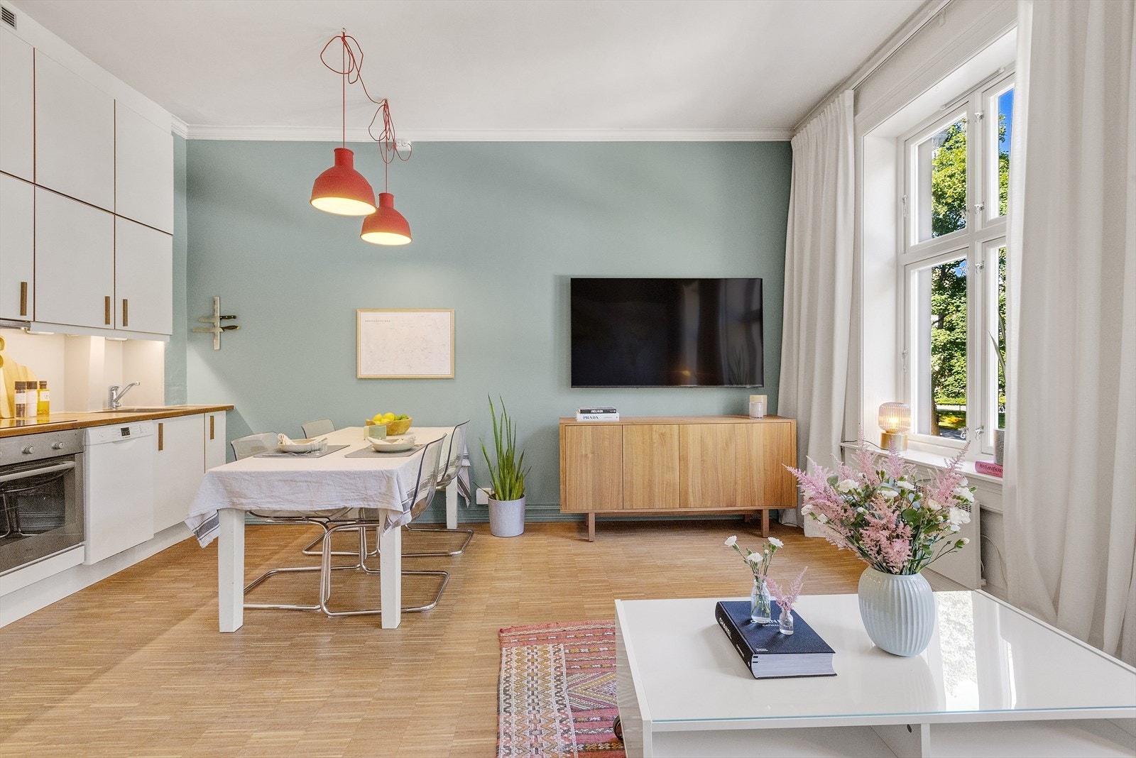 Stuen utgjør leilighetens naturlige samlingspunkt, et romslig, lyst og tiltalende rom. Galleribilde