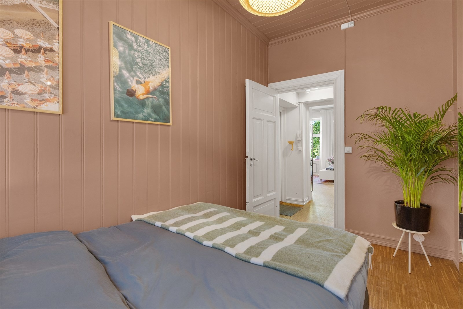 Det er plass til å innrede etter ønske og behov! Soverommet er vendt inn mot rolig bakgård så her ligger alt til rette for en god natts søvn. Galleribilde