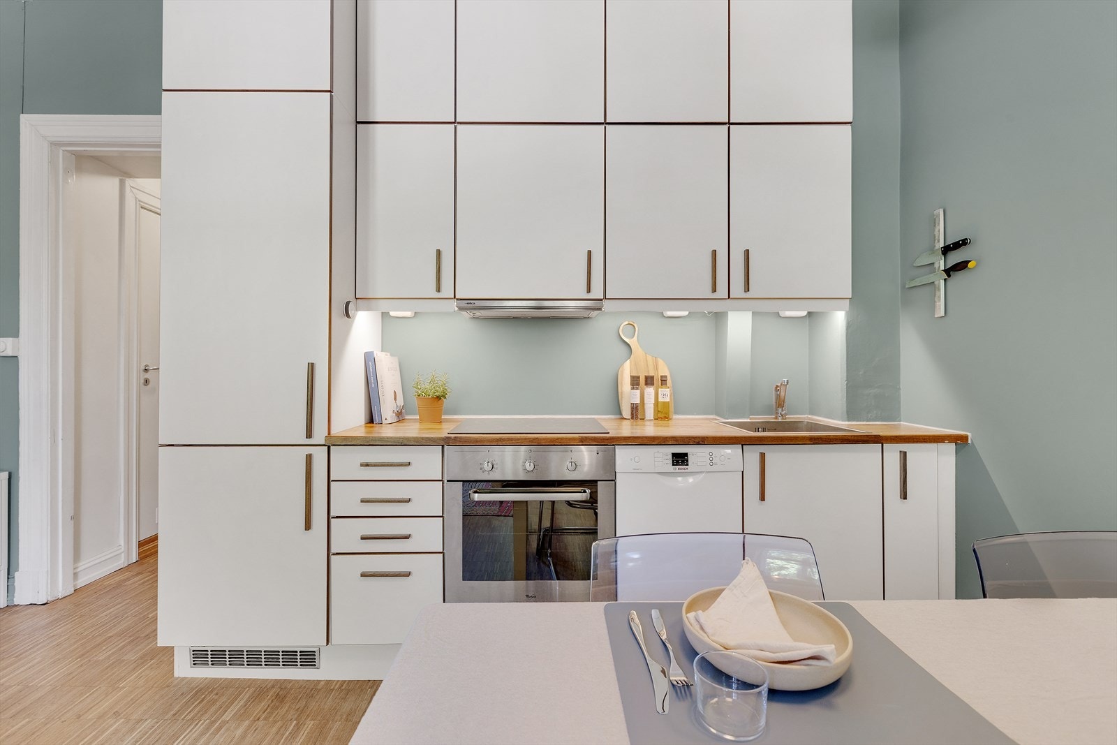 Kjøkkeninnredning er fra HTH og fremstår med glatte froner, benkeplate av heltre, god skap- og benkeplass og oppvaskmaskin. Galleribilde