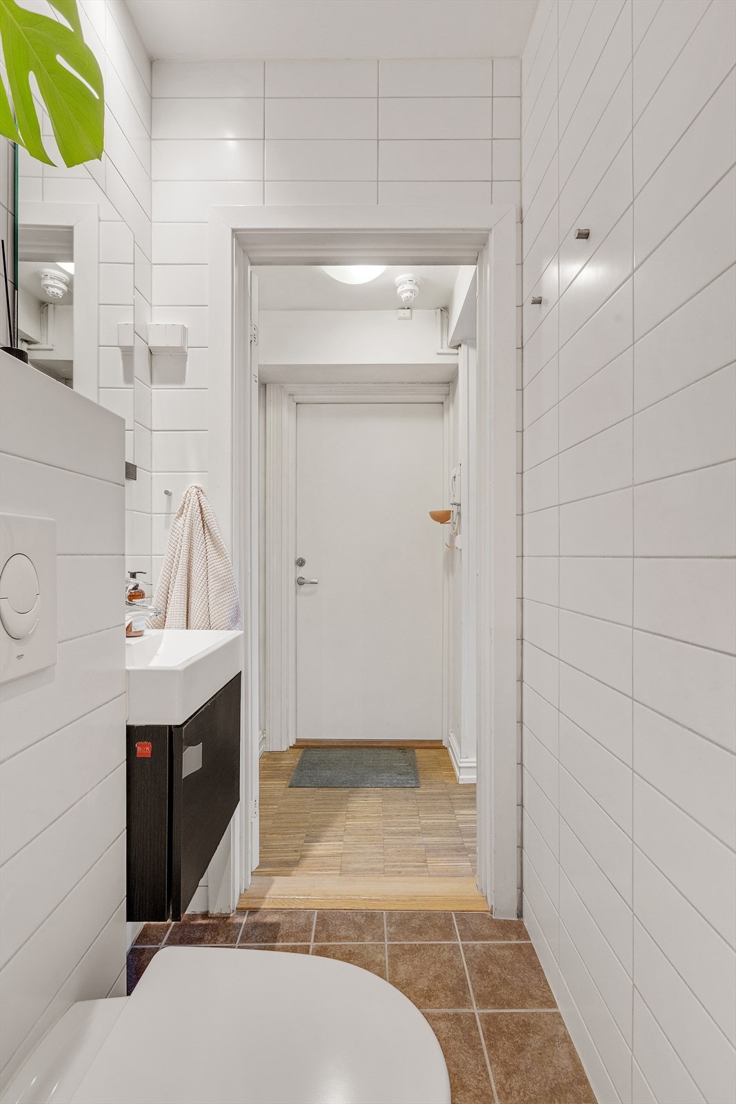 Det er varmekabler i gulv som sørger for ekstra komfort i hverdagen og downlights i baderomshimlingen. Galleribilde