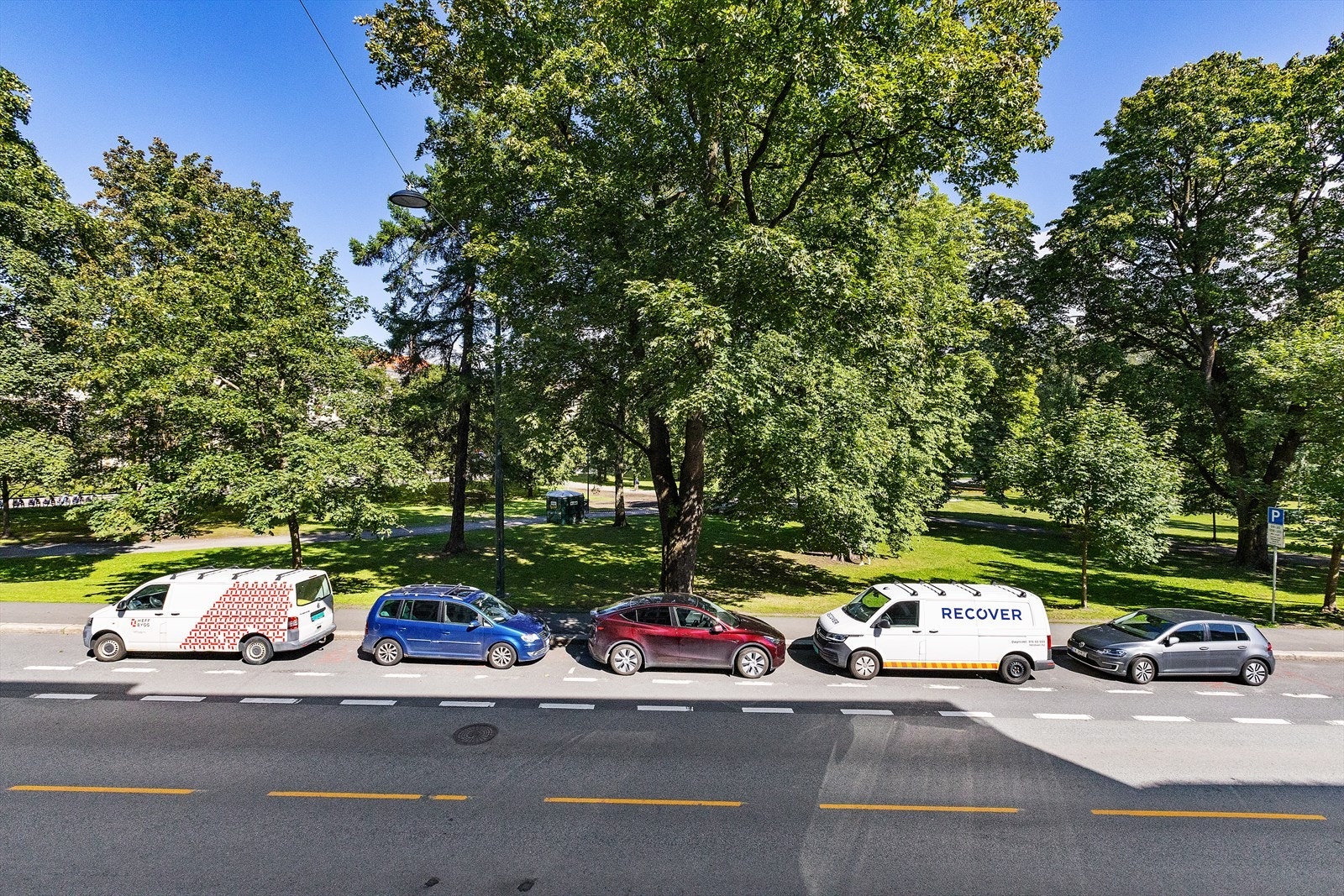 Fra stuen har du utsikt ut mot Sofienbergparken. Her vil både liten og stor trives. Galleribilde
