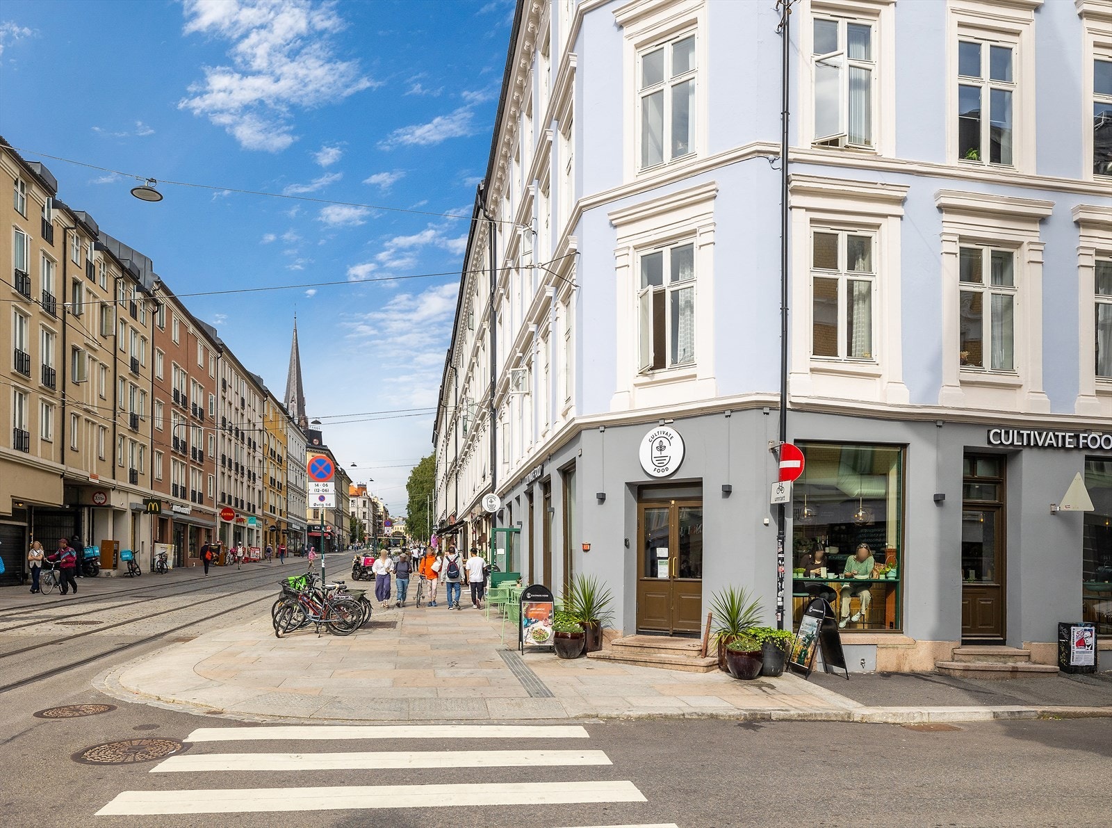 Nærmeste trikkestoppet er ved Olaf Ryes Plass. Der kan man benytte seg av trikk 11, 12 og 18. Galleribilde