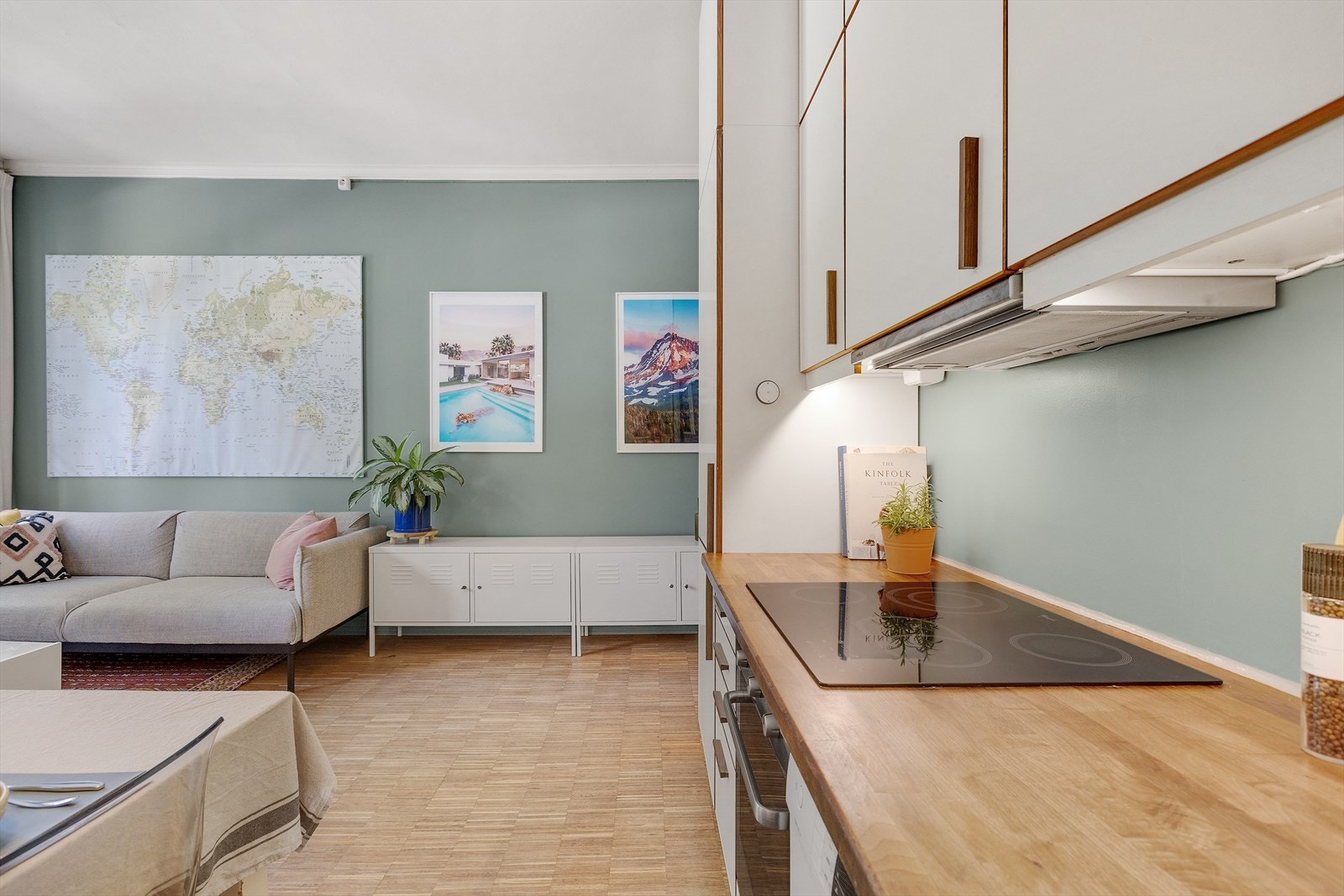 Boligen har en generøs takhøyde på ca. 3m som skaper en svært romslig følelse. Galleribilde