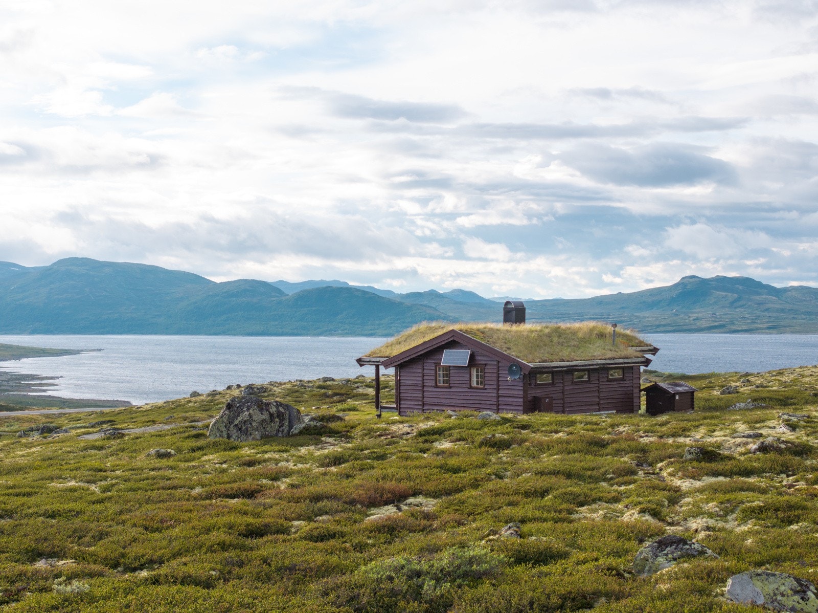 Hytta ligger i et fantastisk fjellområde med viddeterreng rett utenfor døra Galleribilde