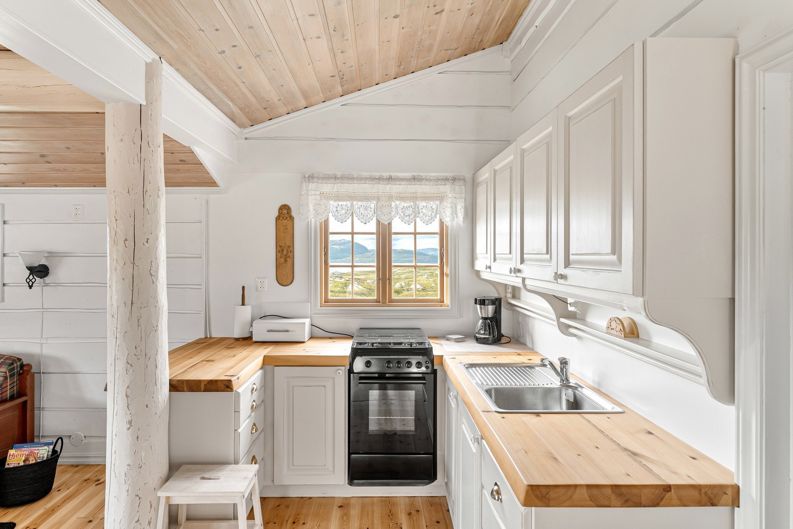 Kjøkkenet har gasskomfyr Galleribilde