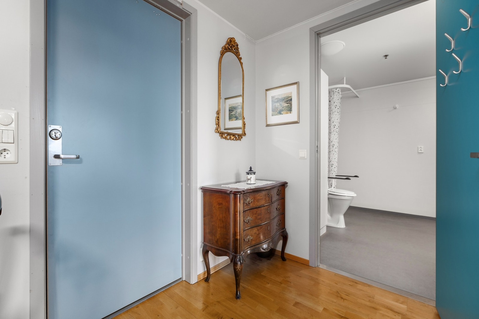 Entre med plass til sko- og klesoppheng. Galleribilde