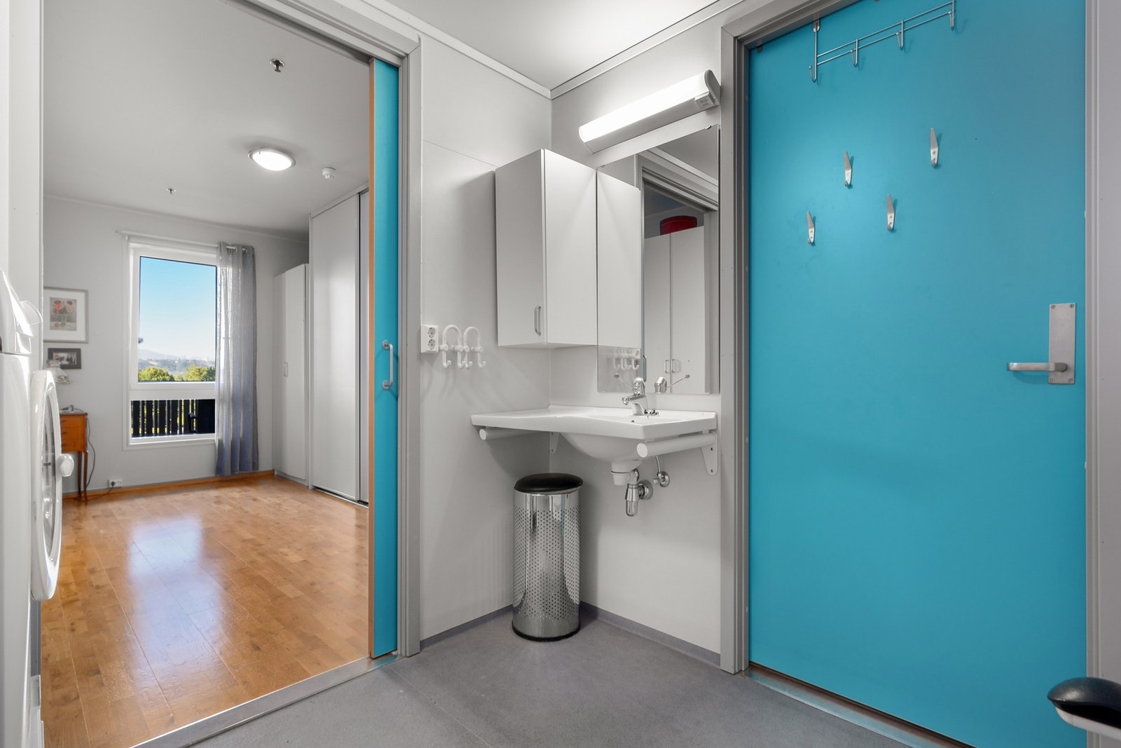 Badet har to innganger, en fra gang/ entre og en fra soverommet. Galleribilde