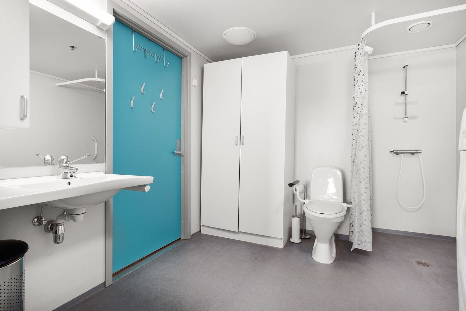 Badet er utstyrt med garderobeskap og mekanisk avtrekk. Galleribilde