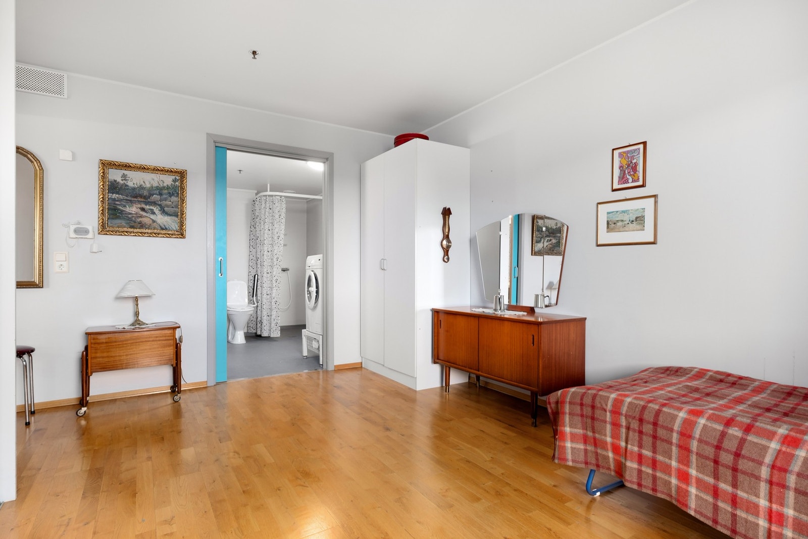 Stort og romslig soverom på hele 16,9 m² med god plass til ønsket seng og møblement. Galleribilde