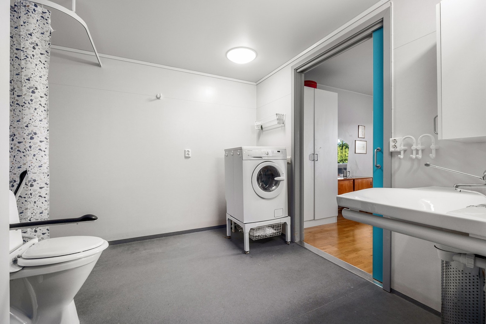 Romslig bad med gulvvarme og opplegg for vaskemaskin. Galleribilde