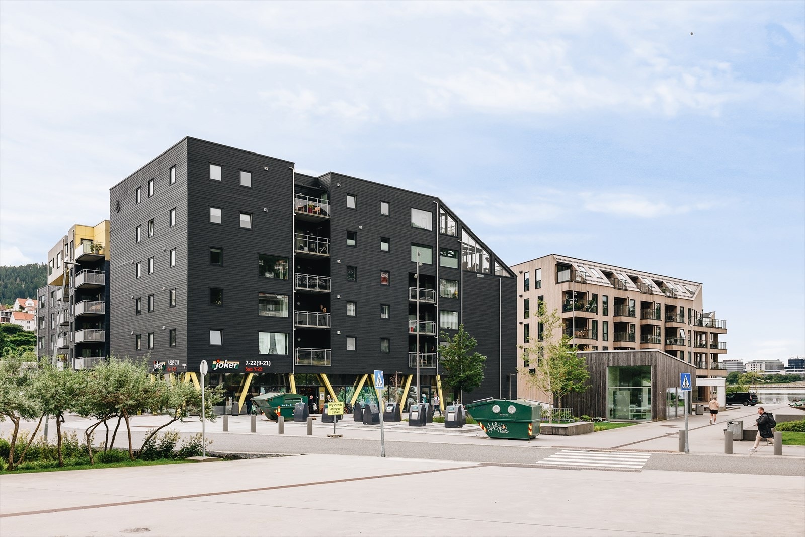 - Fasaden til borettslaget har et svart og stilrent design, og har en joker i første etasje - Galleribilde