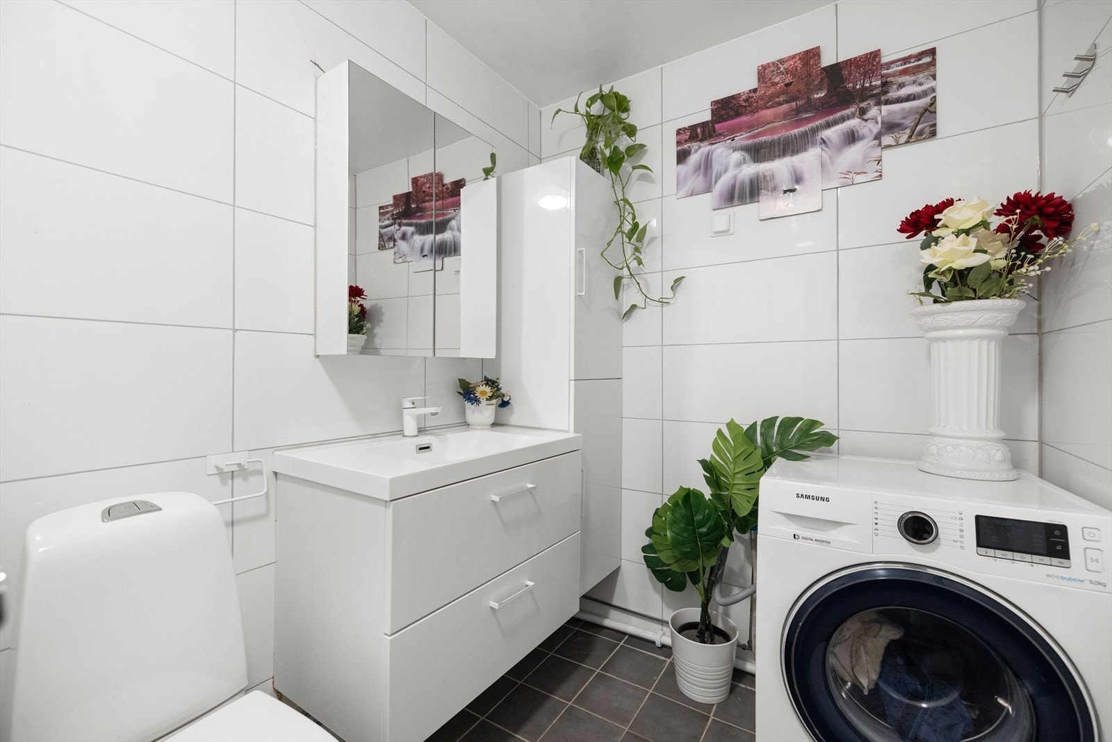 Badet har opplegg for vaskemaskin, mekanisk avtrekk og friskluft via spalte i dør. Galleribilde