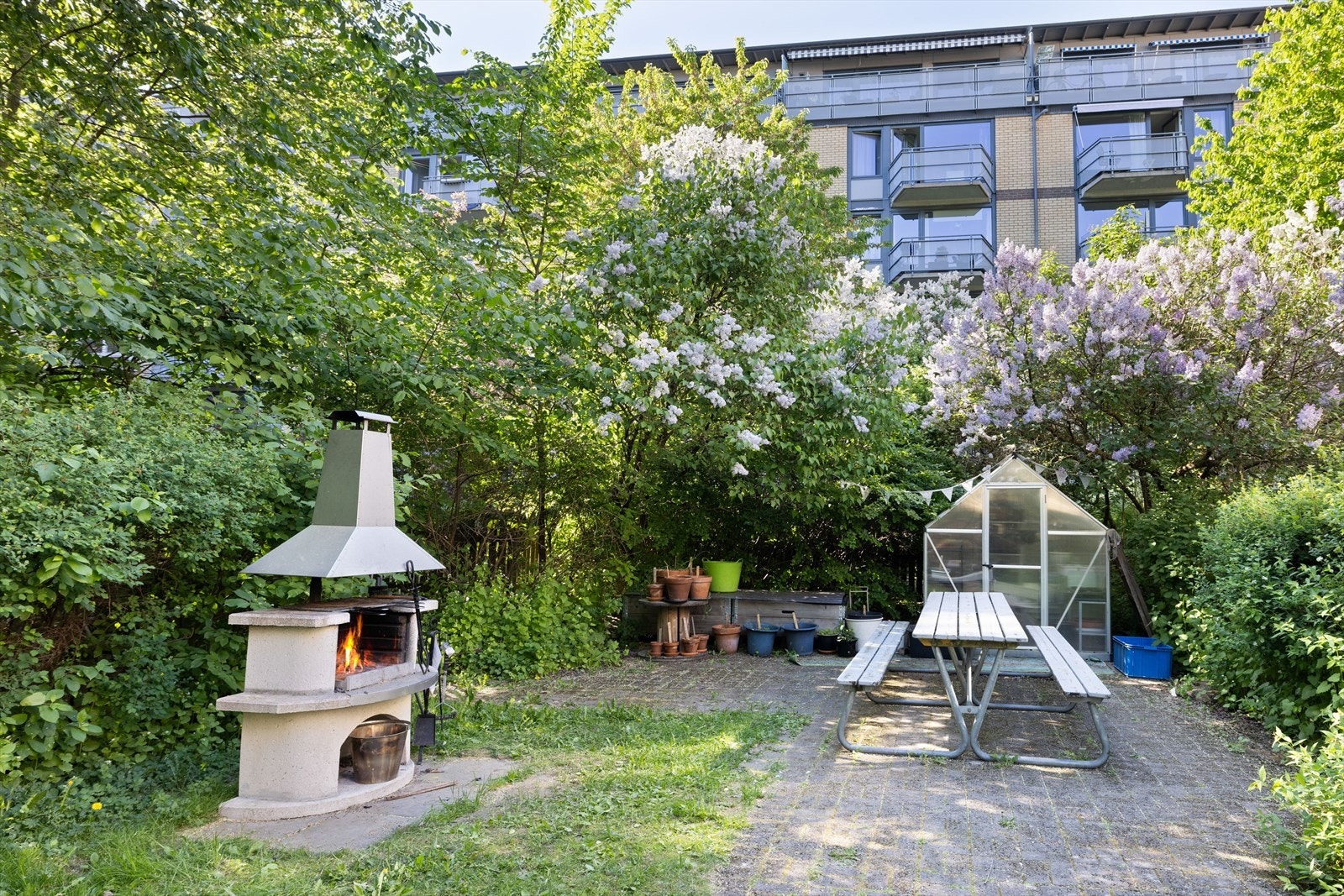 Bakgården er pent opparbeidet med beplantning og utemøbler. Galleribilde
