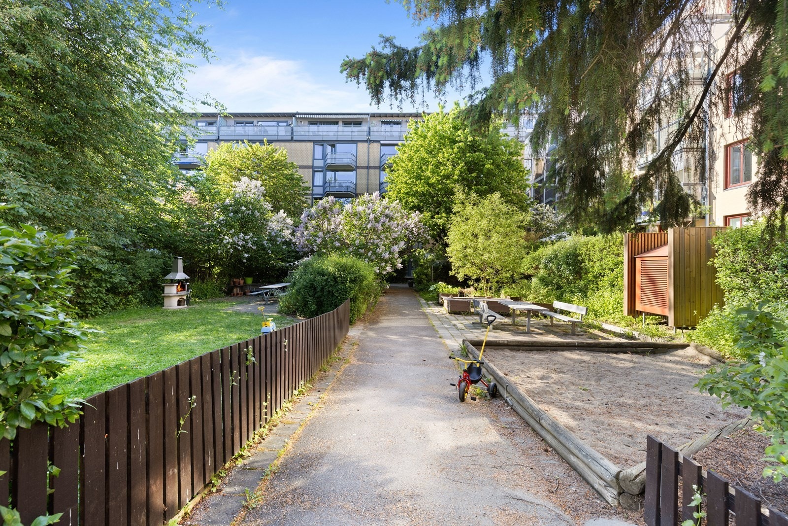 Hyggelig bakgård med sittegruppe og peis. Galleribilde