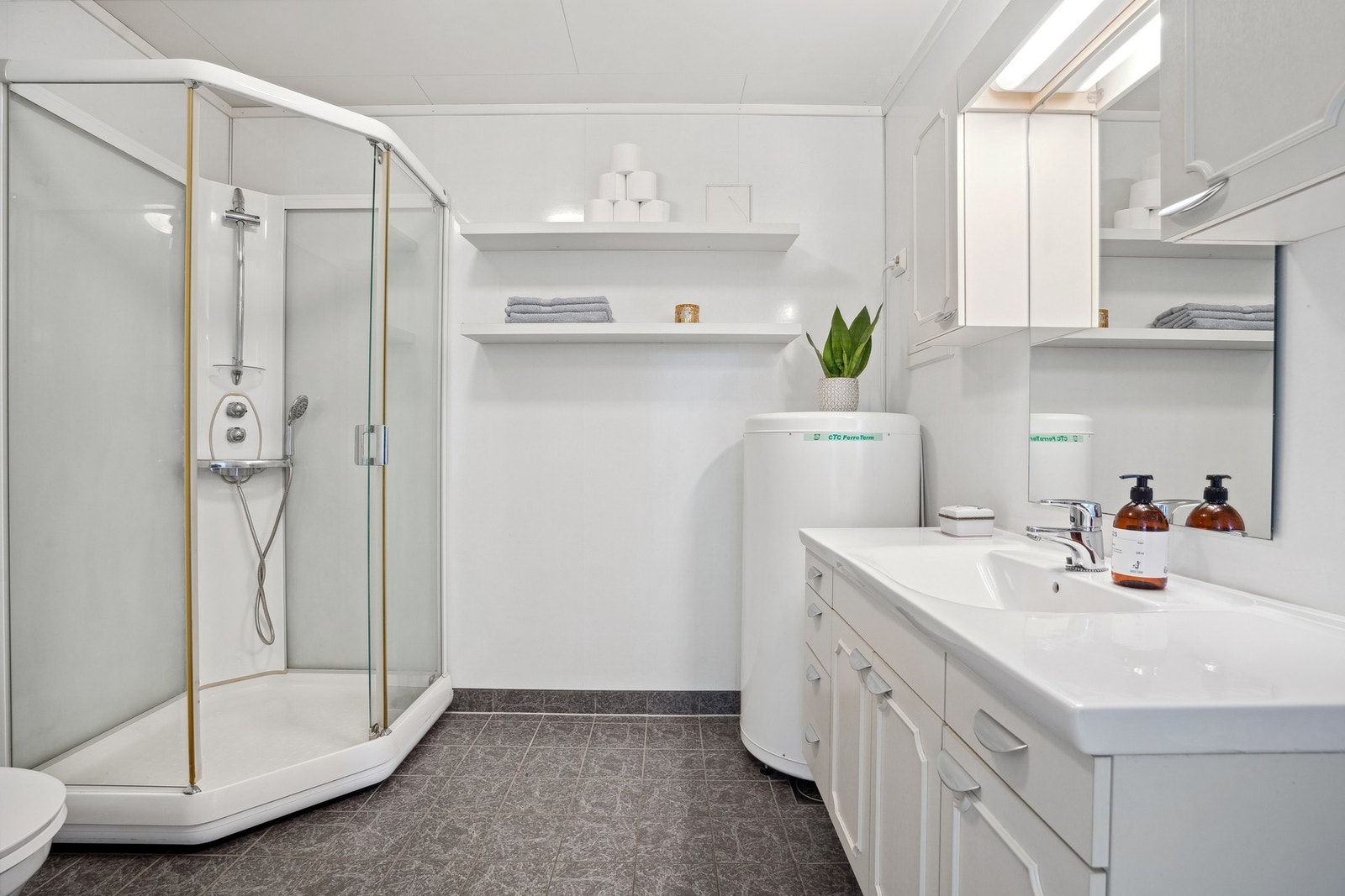 Badet er av god størrelse med plass til det en trenger. Galleribilde