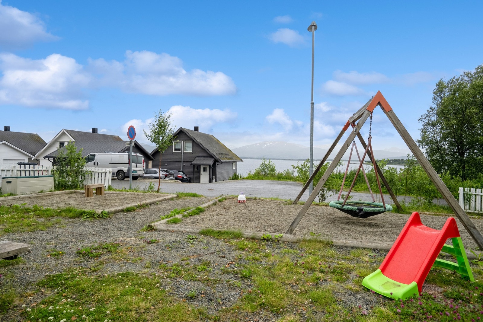 Leiligheten ligger helt i enden av blindveg uten gjennomgangstrafikk. Her er det også opparbeidet lekeplass med diverse apparater og sandkasse. Galleribilde