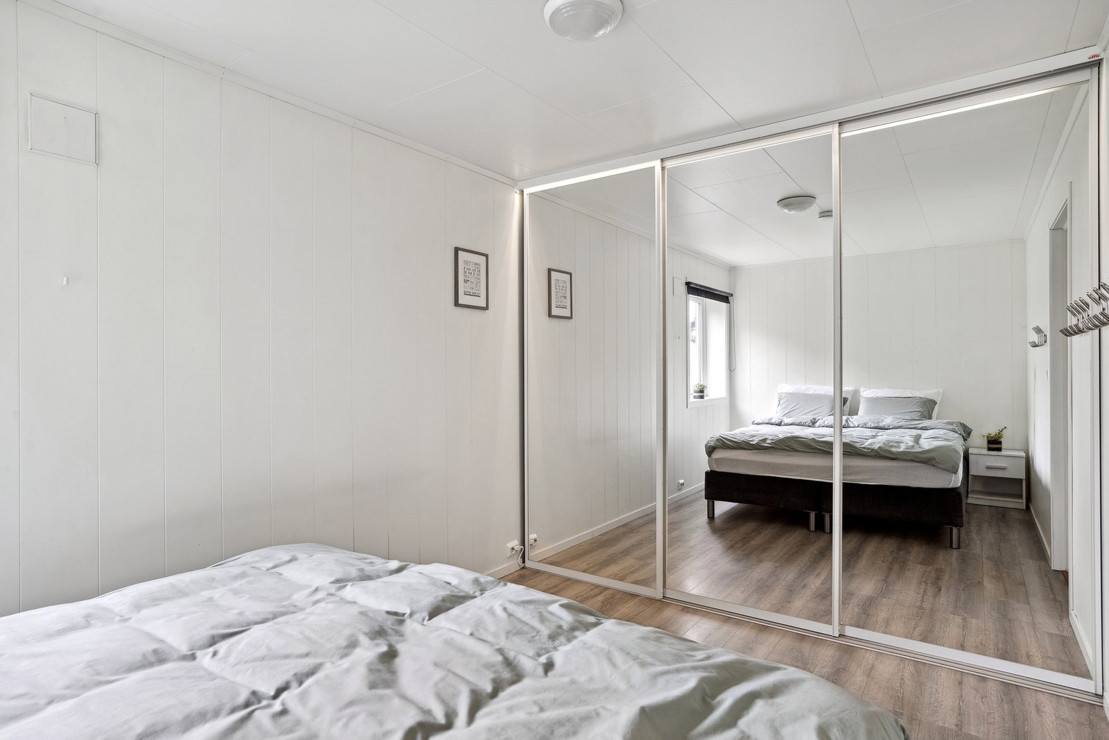 Stor skyvedørsgarderobe i speil. Galleribilde