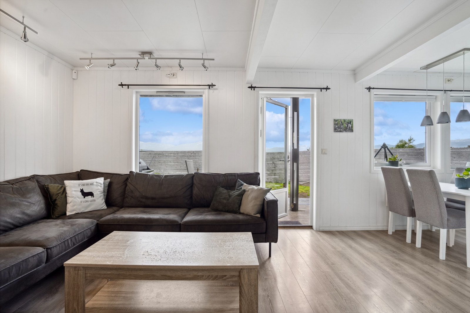 Fra stuen har du direkte utgang til markterrassen og uteområde. Galleribilde