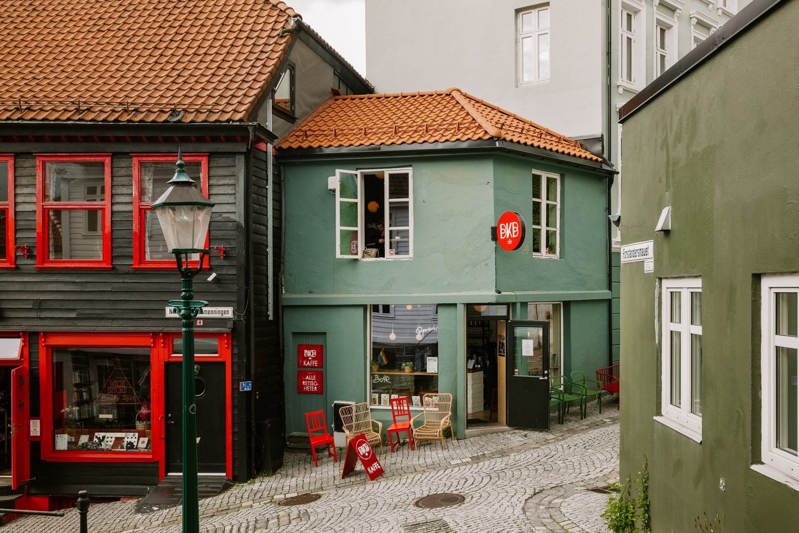 Det er kort gangavstand til dagligvarebutikk, kafeer, restauranter og shoppingmuligheter. Galleribilde