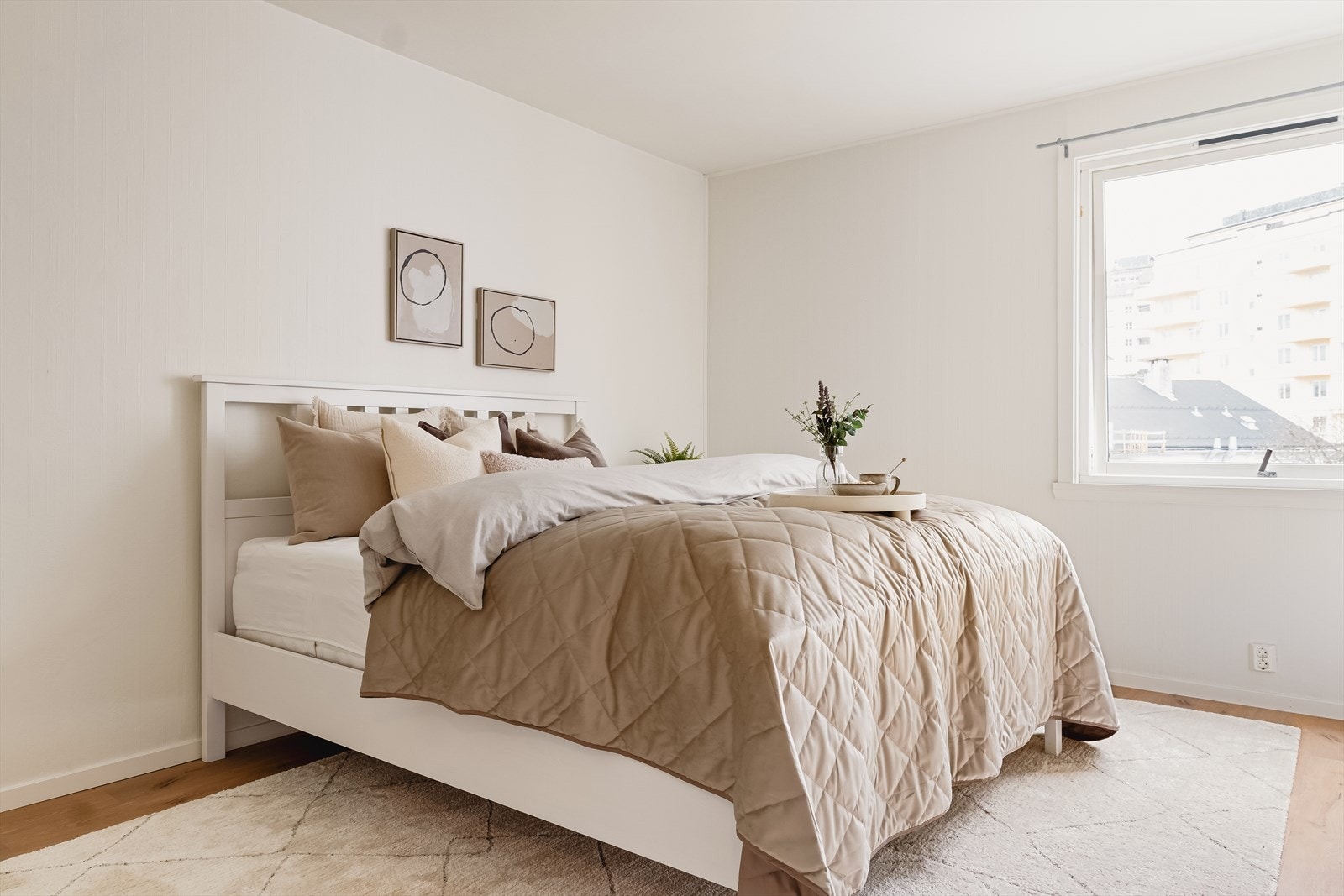 Leiligheten har to romslige soverom som måler til 14,3m² og 8,5m². Galleribilde