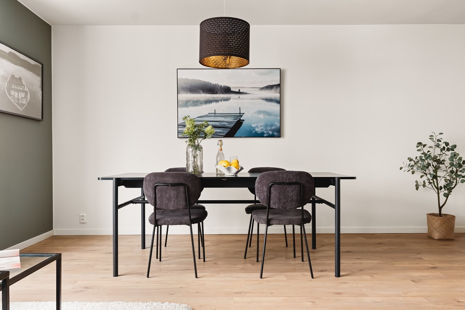 Det er god plass til å innrede med spisebord som et naturlig skille mellom stue og kjøkken. Galleribilde