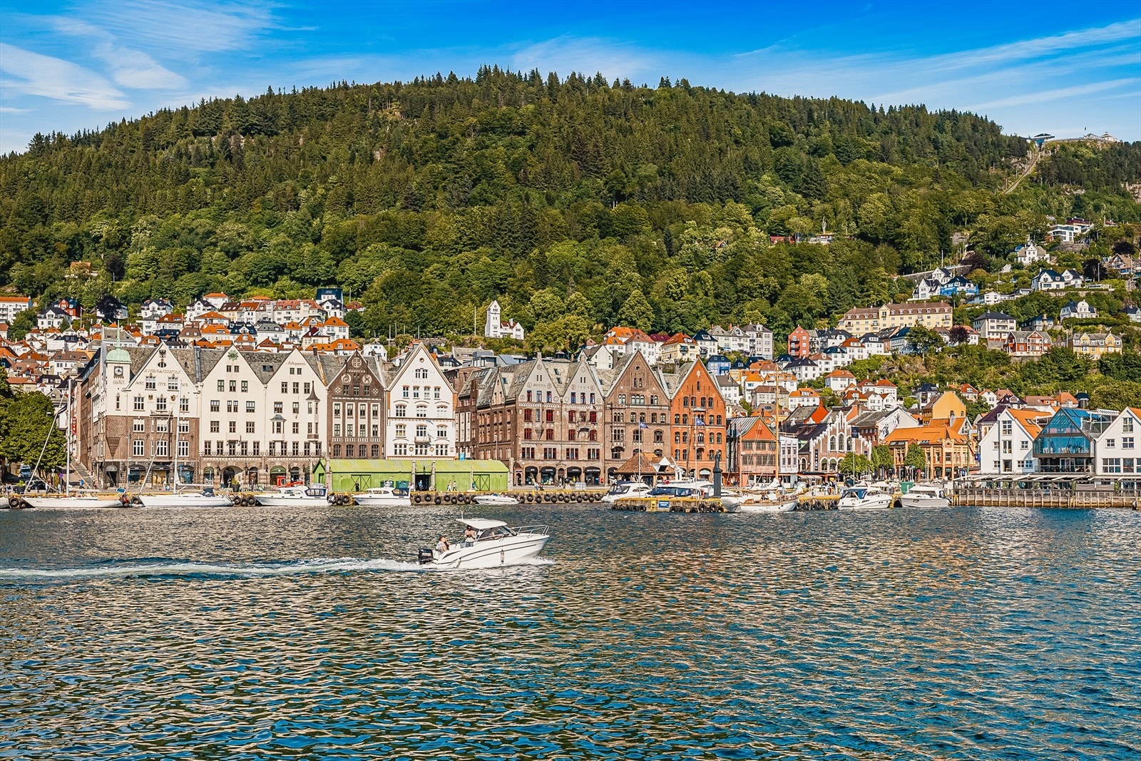 Det er også kort vei til fantastiske turmuligheter som bl.a Fløyen og Stoltzekleiven. Galleribilde