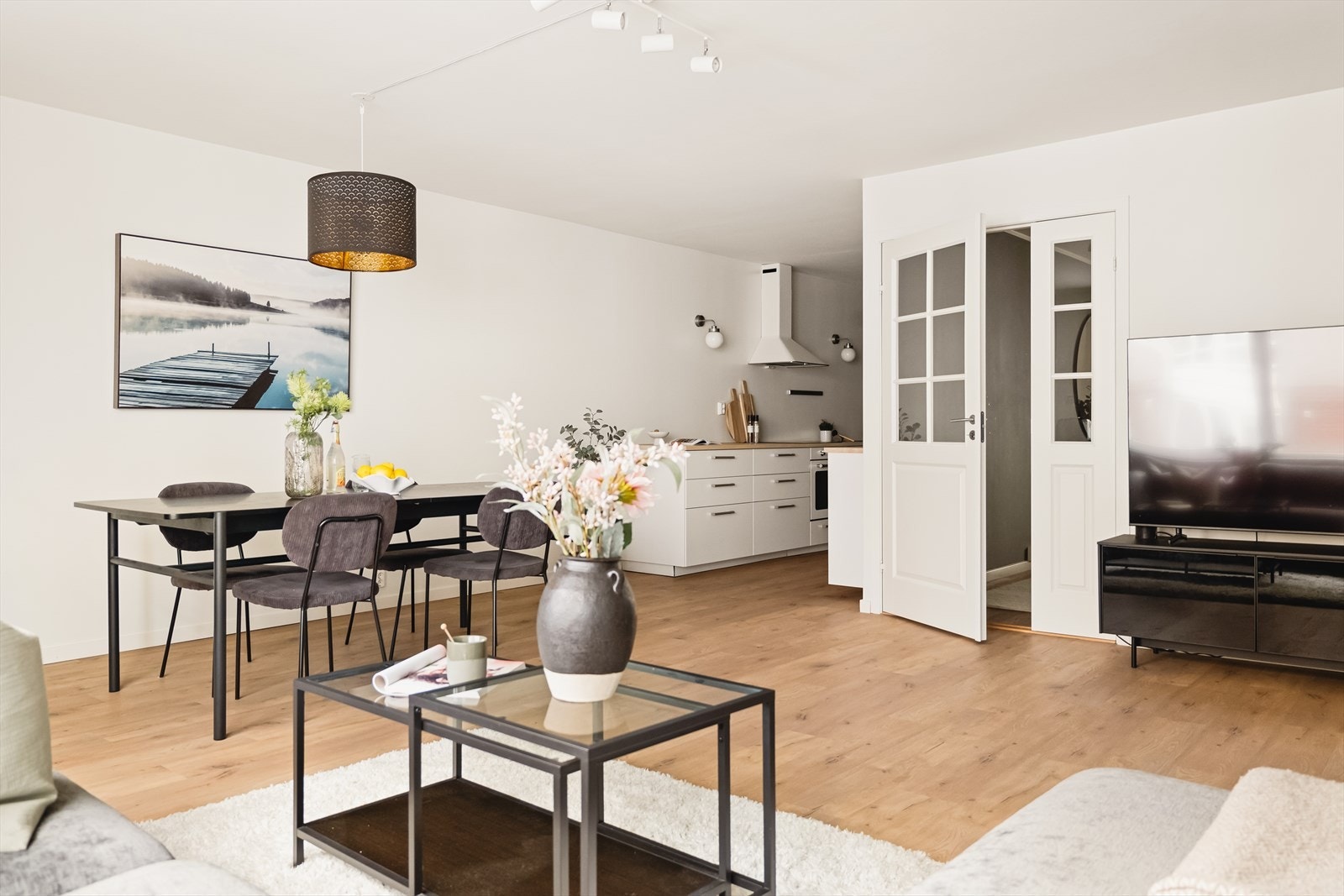Leiligheten har en åpen stue- og kjøkkenløsning som måler til 36,7m². Galleribilde