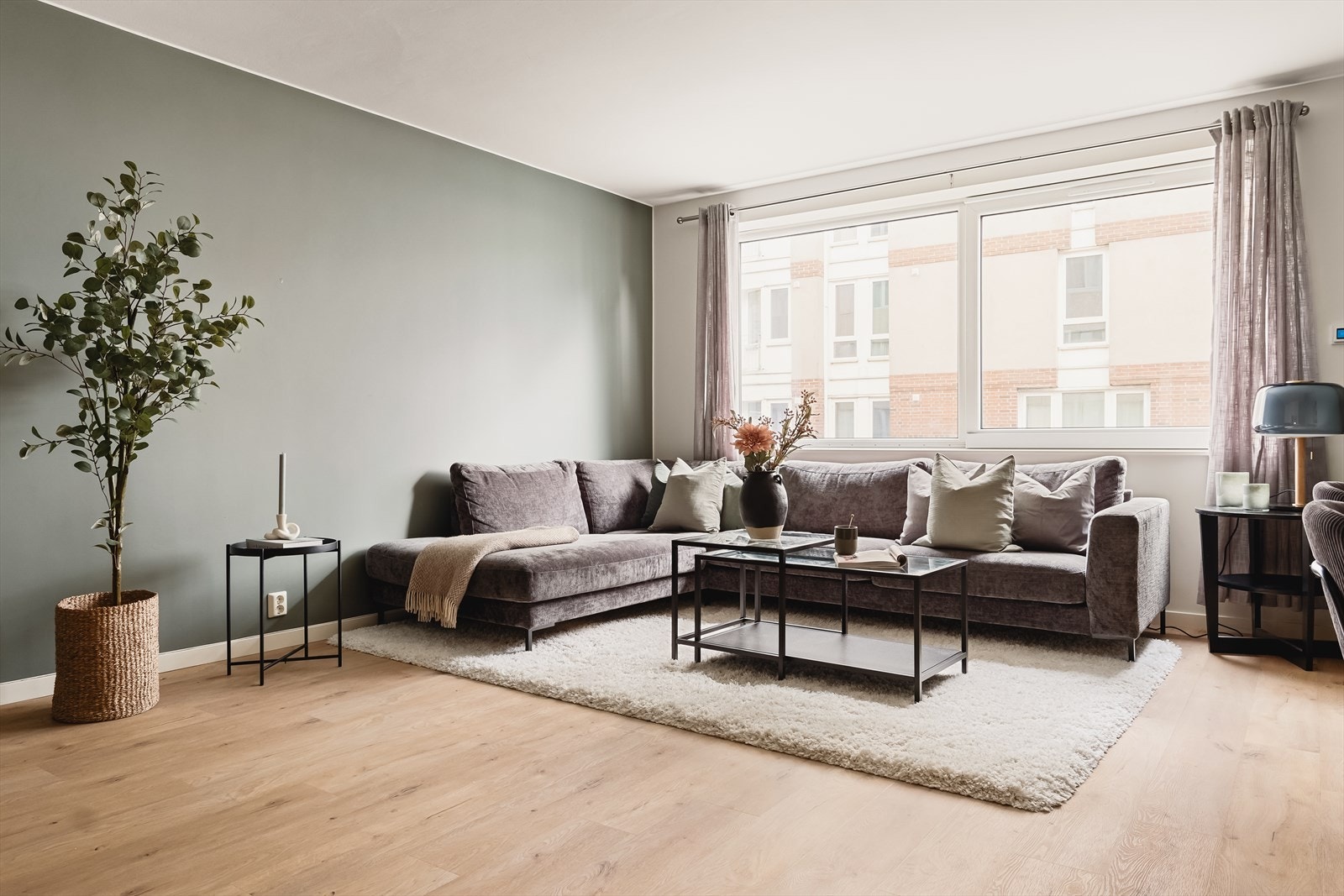 Legg merke til de store vindusflatene som slipper inn godt med naturlig lys. Galleribilde