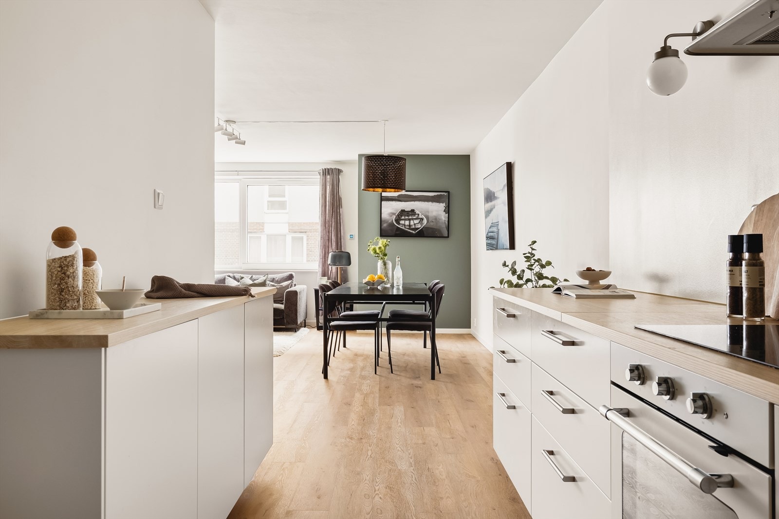 Det er godt med arbeidsplass på benkeplate samt rikelig med oppbevaringsplass i både skuffer og skap. Galleribilde
