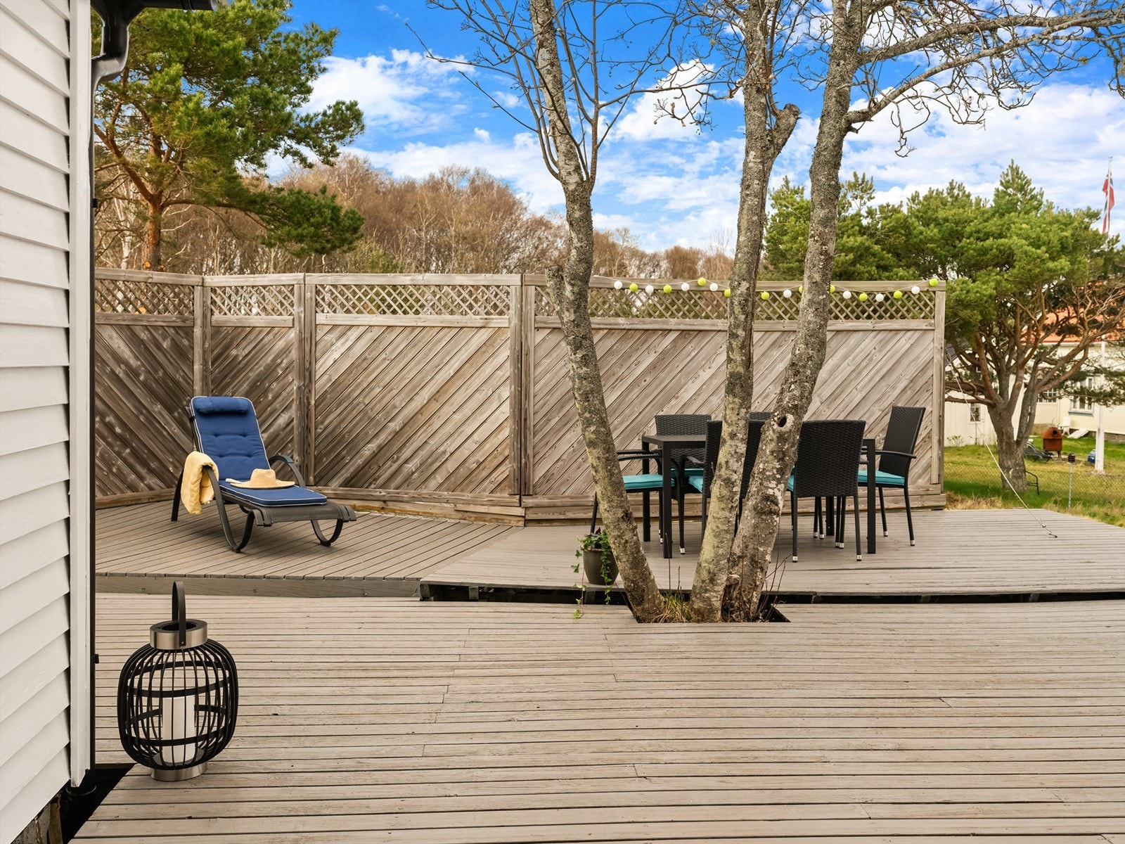 På terrassen er det gode solforhold store deler av dagen. Levegg skjermer og ivaretar privatlivet. Galleribilde