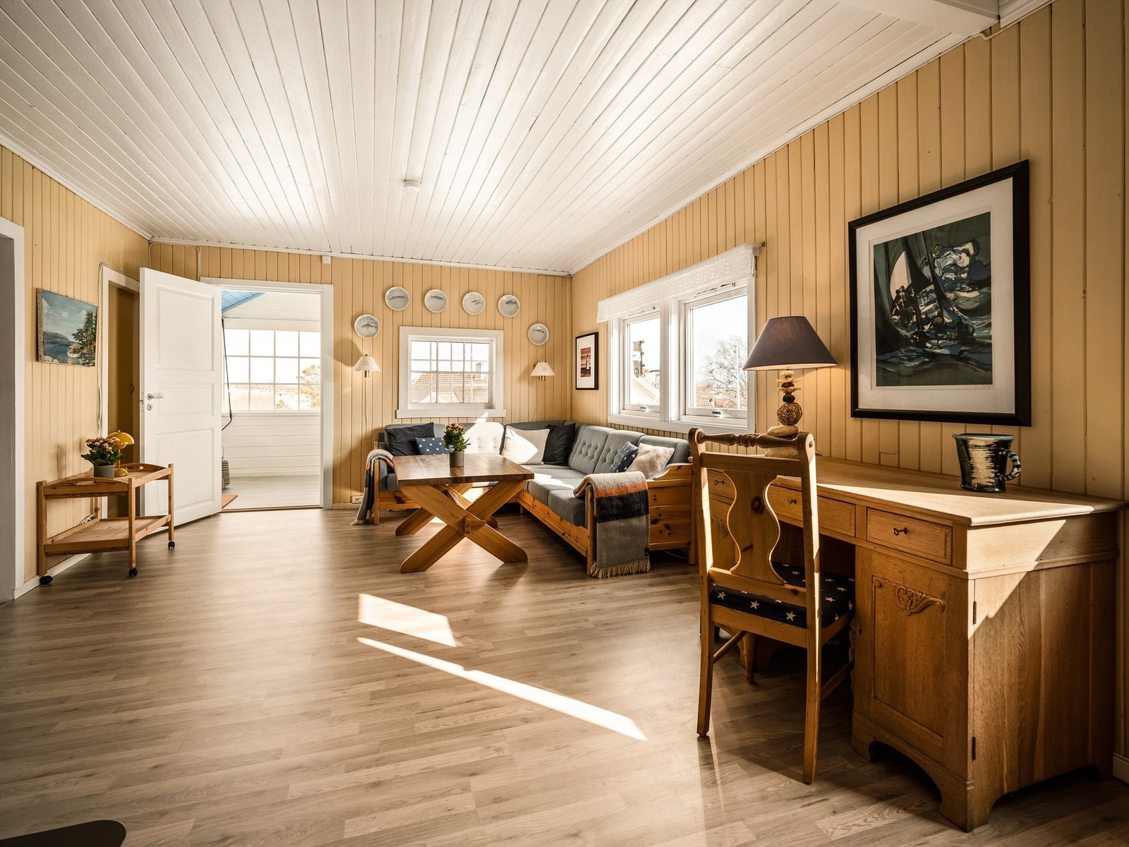 Hyttas hoveddel inneholder blant annet en romslig stue, som alene utgjør over halve arealet av første etasje. Galleribilde