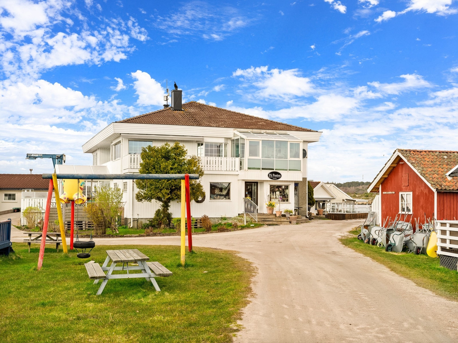 Ved fergeleiet ligger en marina, restaurant med pub, sommerkiosk, bryggeanlegg, og en interiørbutikk hvor du kan få kjøpt deilige bakervarer og en kopp god kaffe. Galleribilde