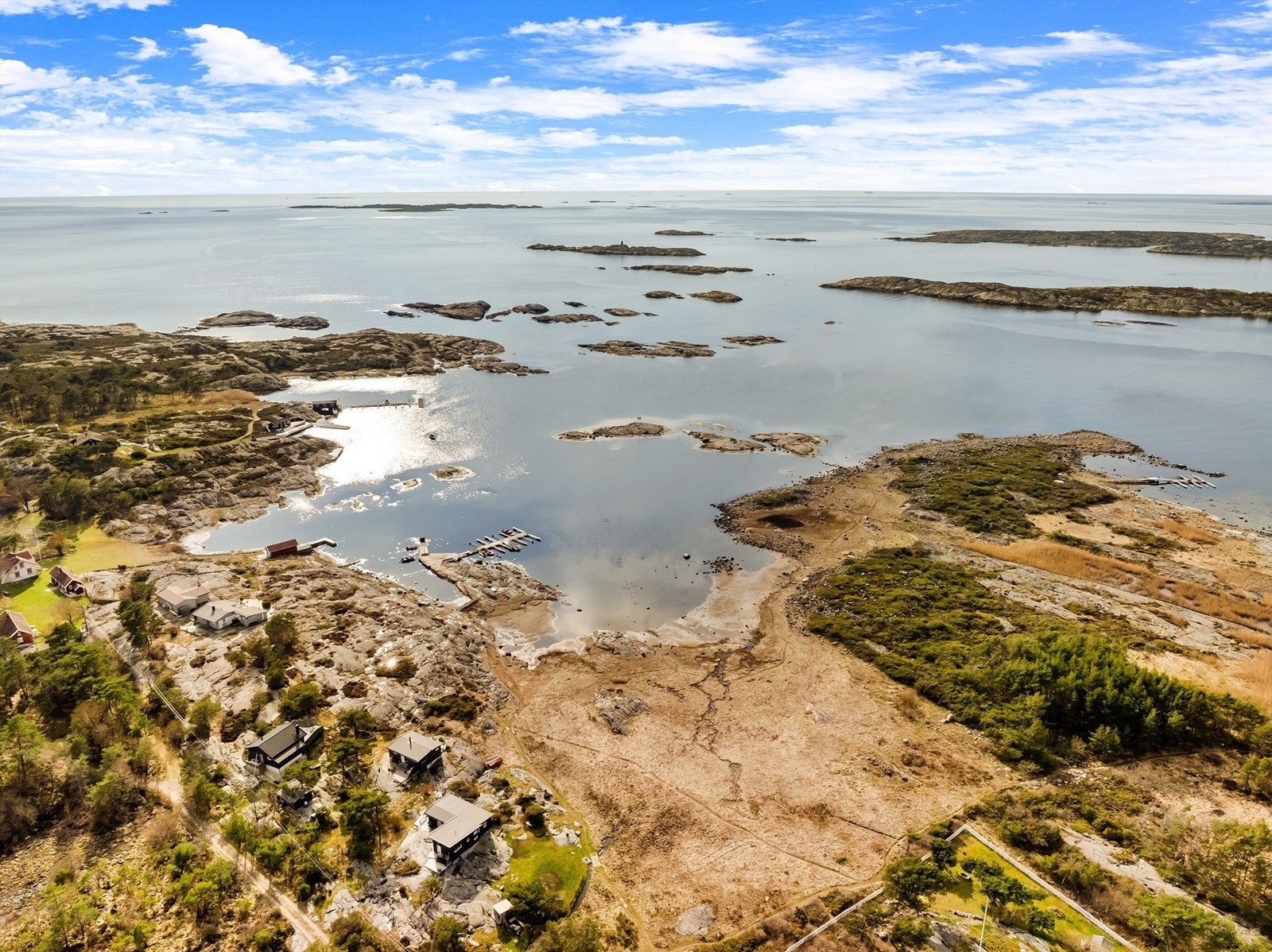 Eiendommen har båtfeste i form av punkt i fjellet på "Makrellhella" i Rognhavn. Galleribilde