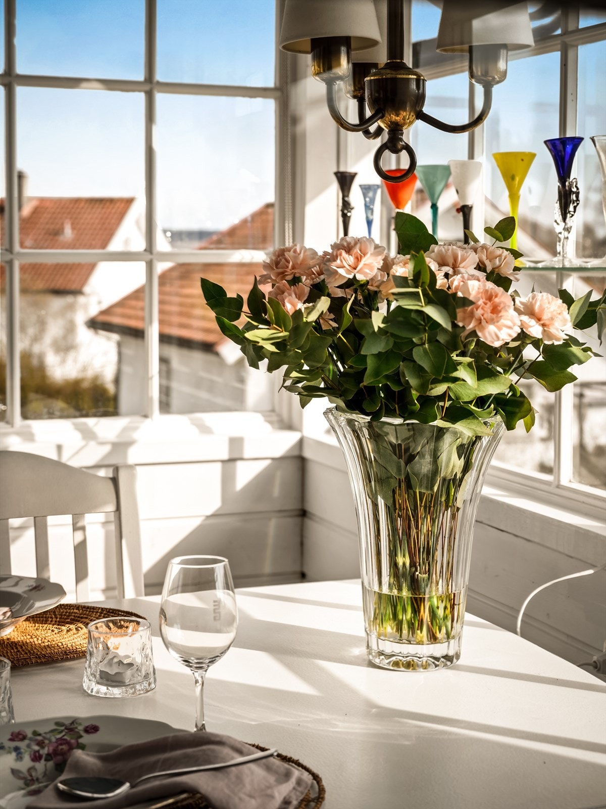 Sommerstid titter solen inn til vinterhagen allerede fra tidlig morgen. Galleribilde