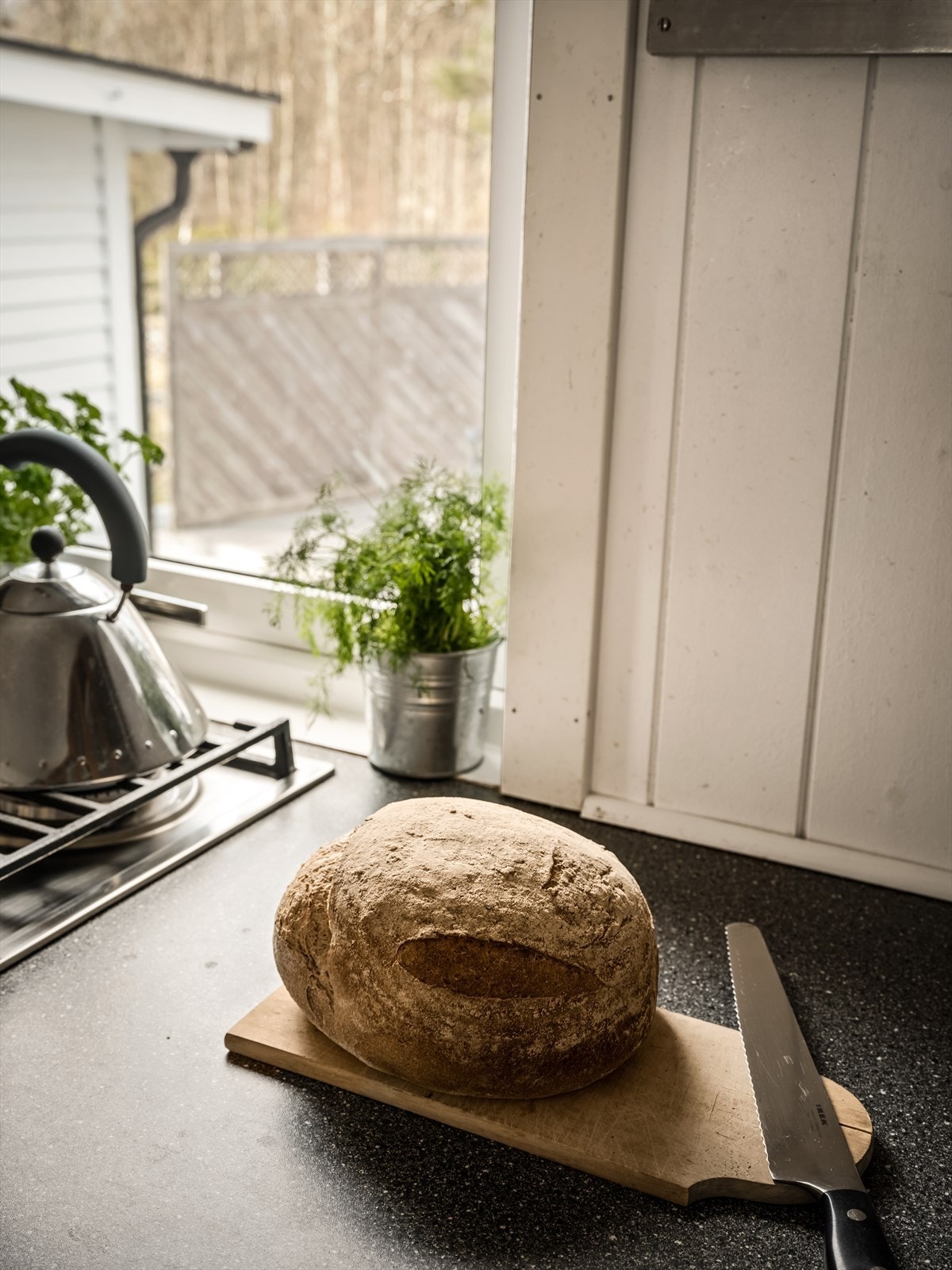 Kjøkkeninnredningen har mange oppbevaringsmuligheter og er i tillegg praktisk med store arbeidsflater på U-formede benker. Galleribilde