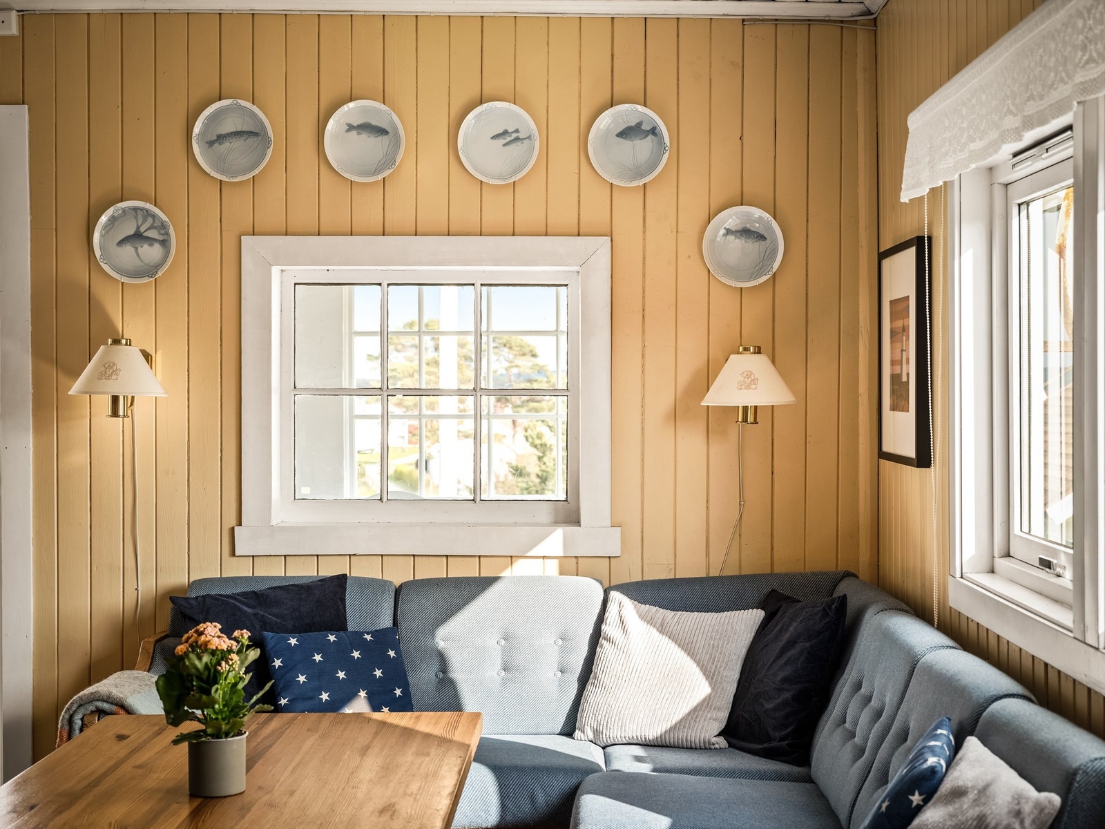 Både vegger og himlinger har eldre, malt trepanel. Galleribilde