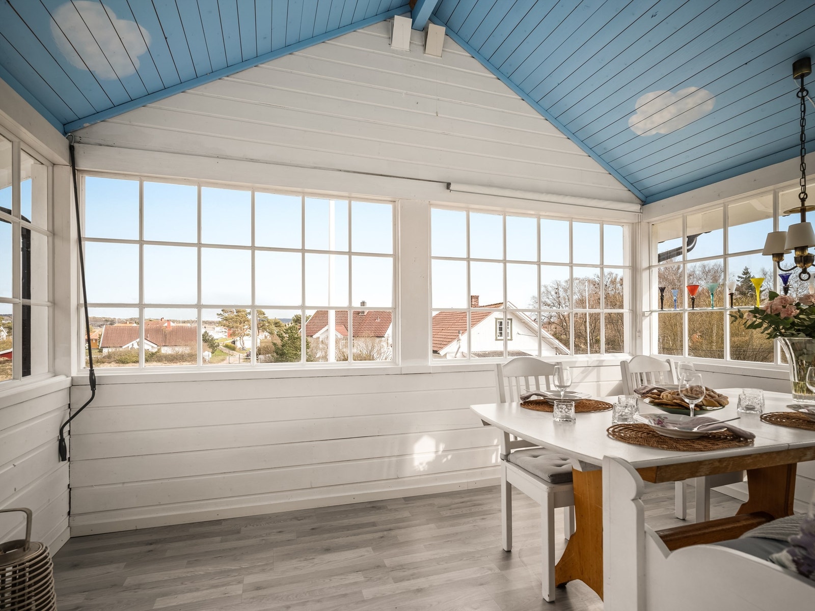 Himling åpen mot mønet bidrar til en luftig romfølelse. Galleribilde