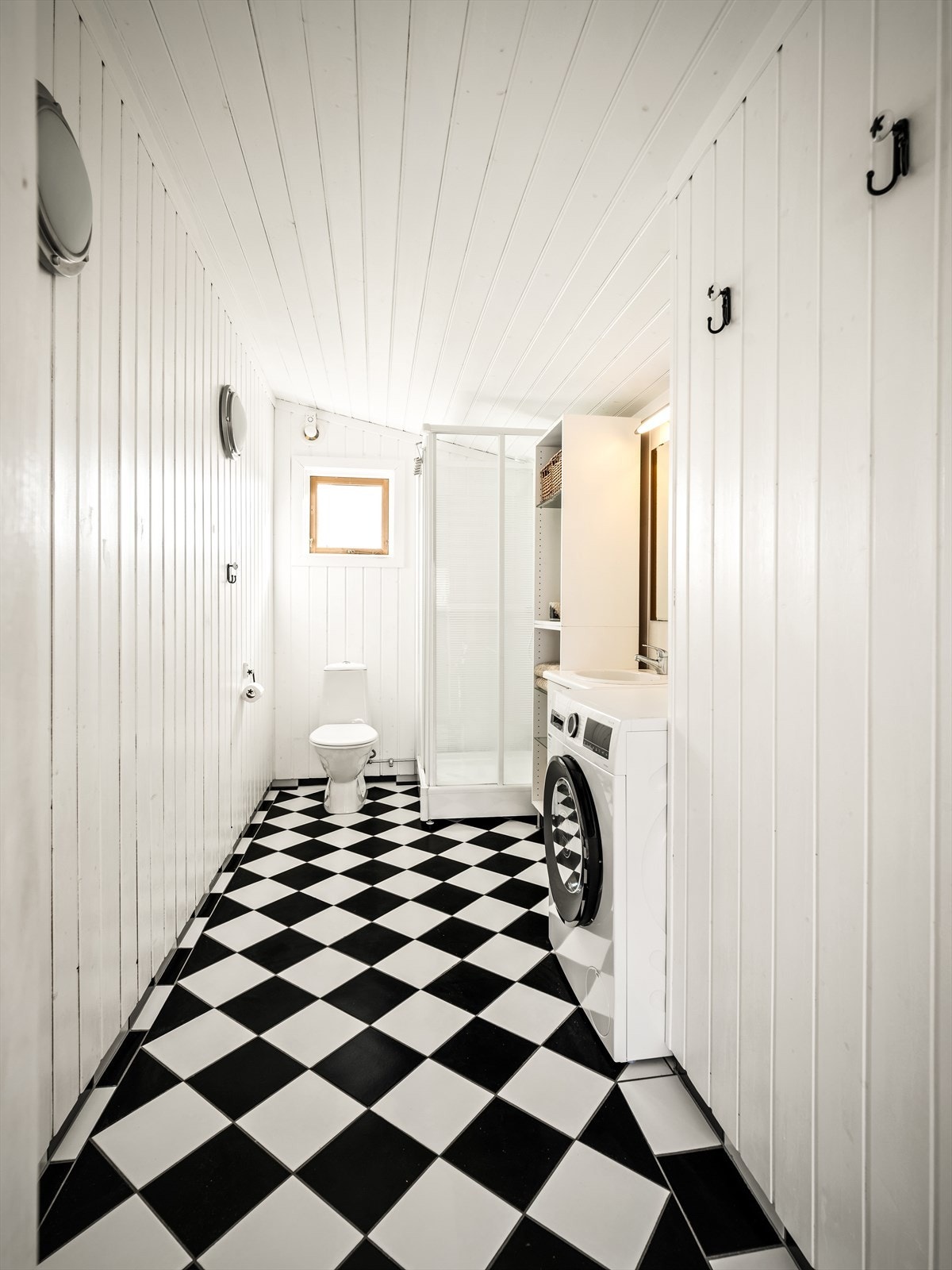 Badet ble etablert i 2005 og har adkomst fra partiet mellom hytta og tilbygget del. Vaskemaskin medfølger. Galleribilde