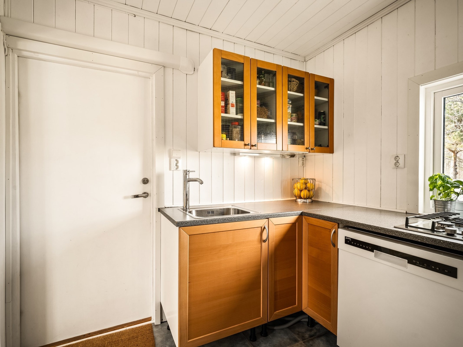 Fra kjøkkenet er det utgang til mellomparti utenfor bad og tilbygget del. Galleribilde