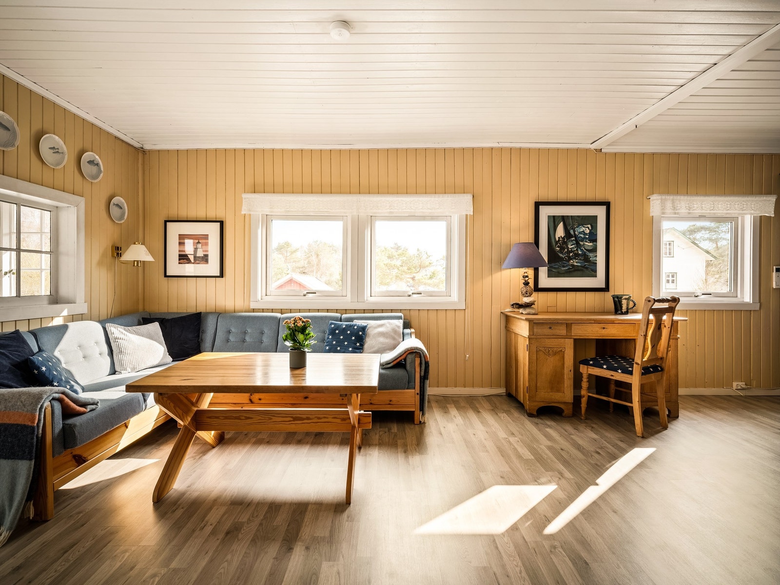 Flere vinduer er skiftet ut mellom 1995 og 2005. Galleribilde