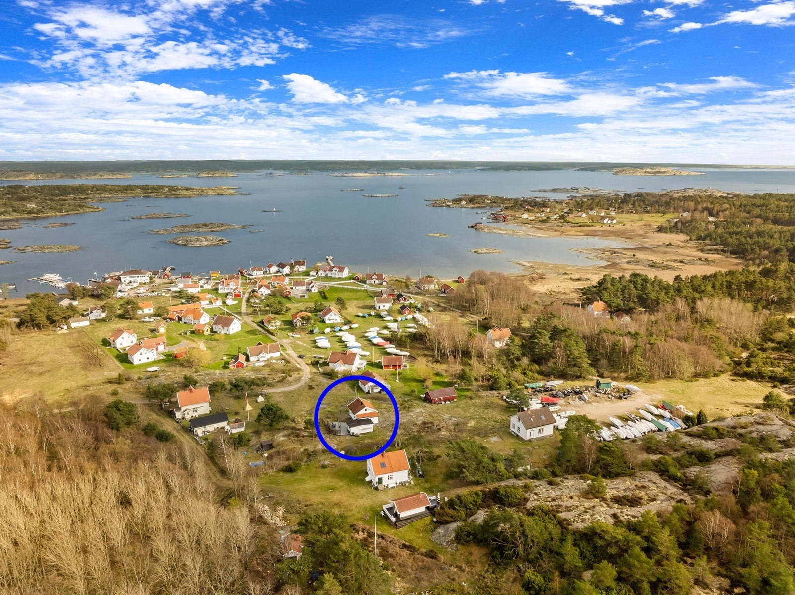 På Herføl er det foruten fritidsboliger også boligbebyggelse med fastboende. Galleribilde