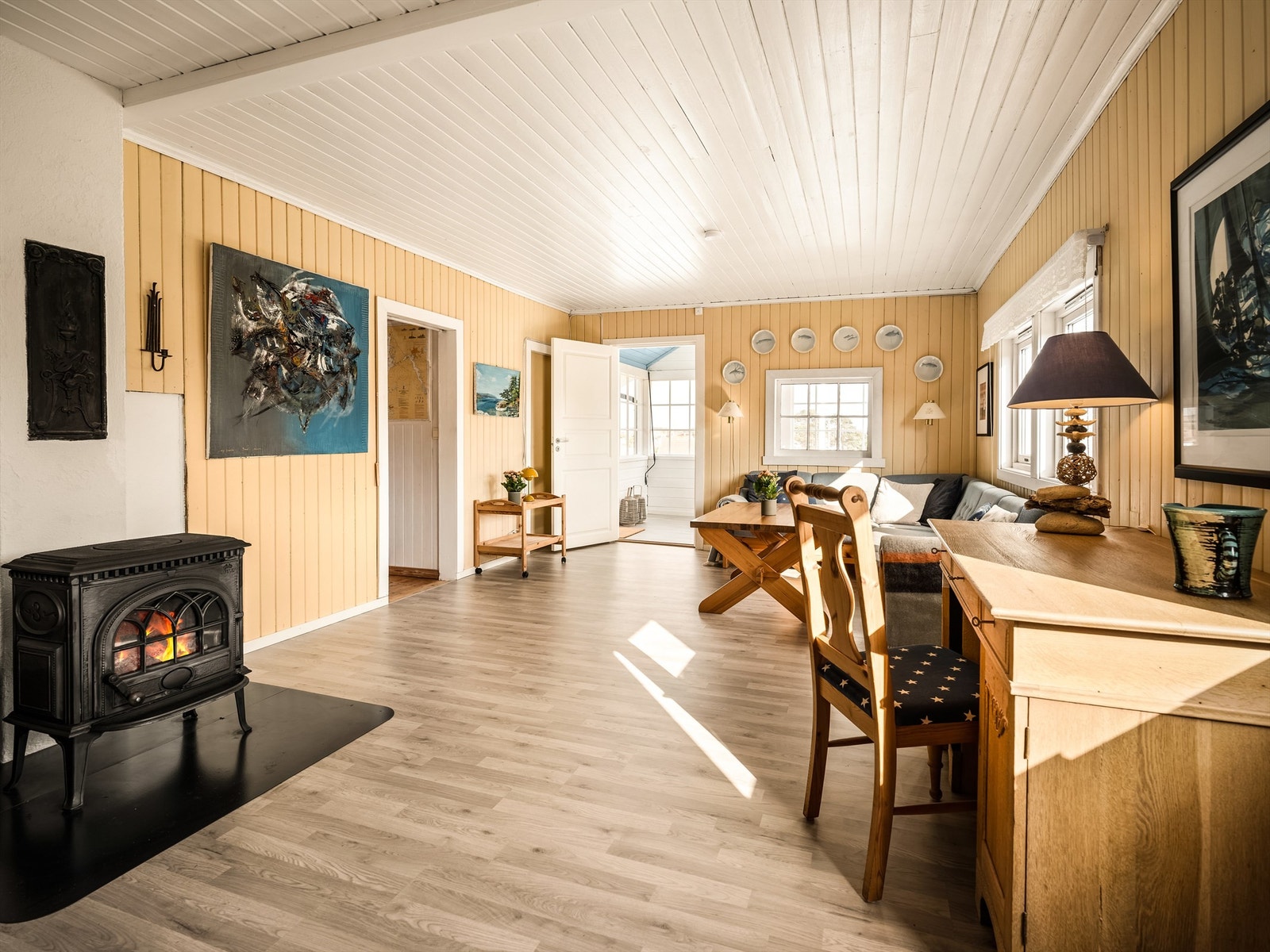 Soverom og trapperom er tilgjengelig fra stuen. Galleribilde