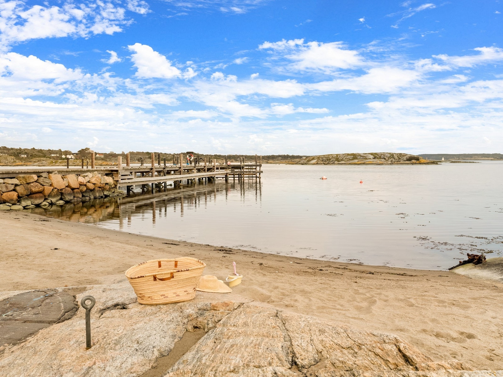 Rundt på øya finnes en rekke fine badesteder i form av strender og svaberg. Galleribilde
