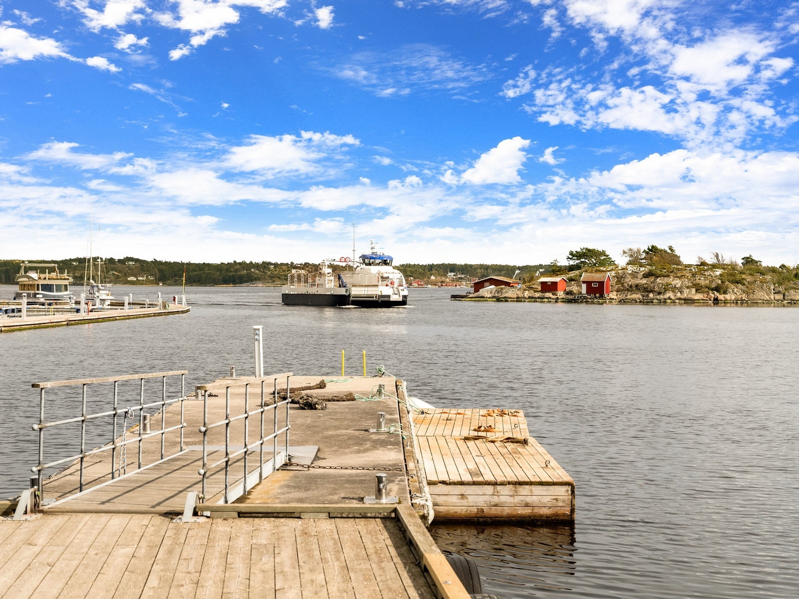 En moderne passasjer- og bilferge er satt inn i trafikk på Hvalersambandet, blant annet til Herføl. Galleribilde