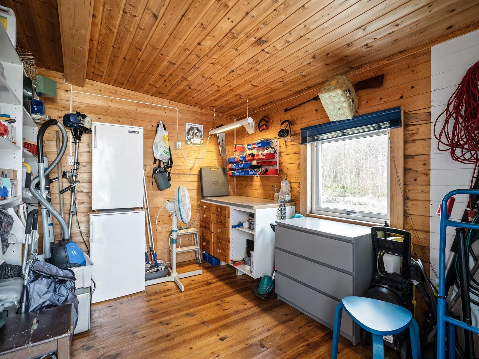 Tilbygget inneholder også bod på over 10 kvm. som er forbundet med innredet rom og i tillegg har egen utvendig dør. Galleribilde