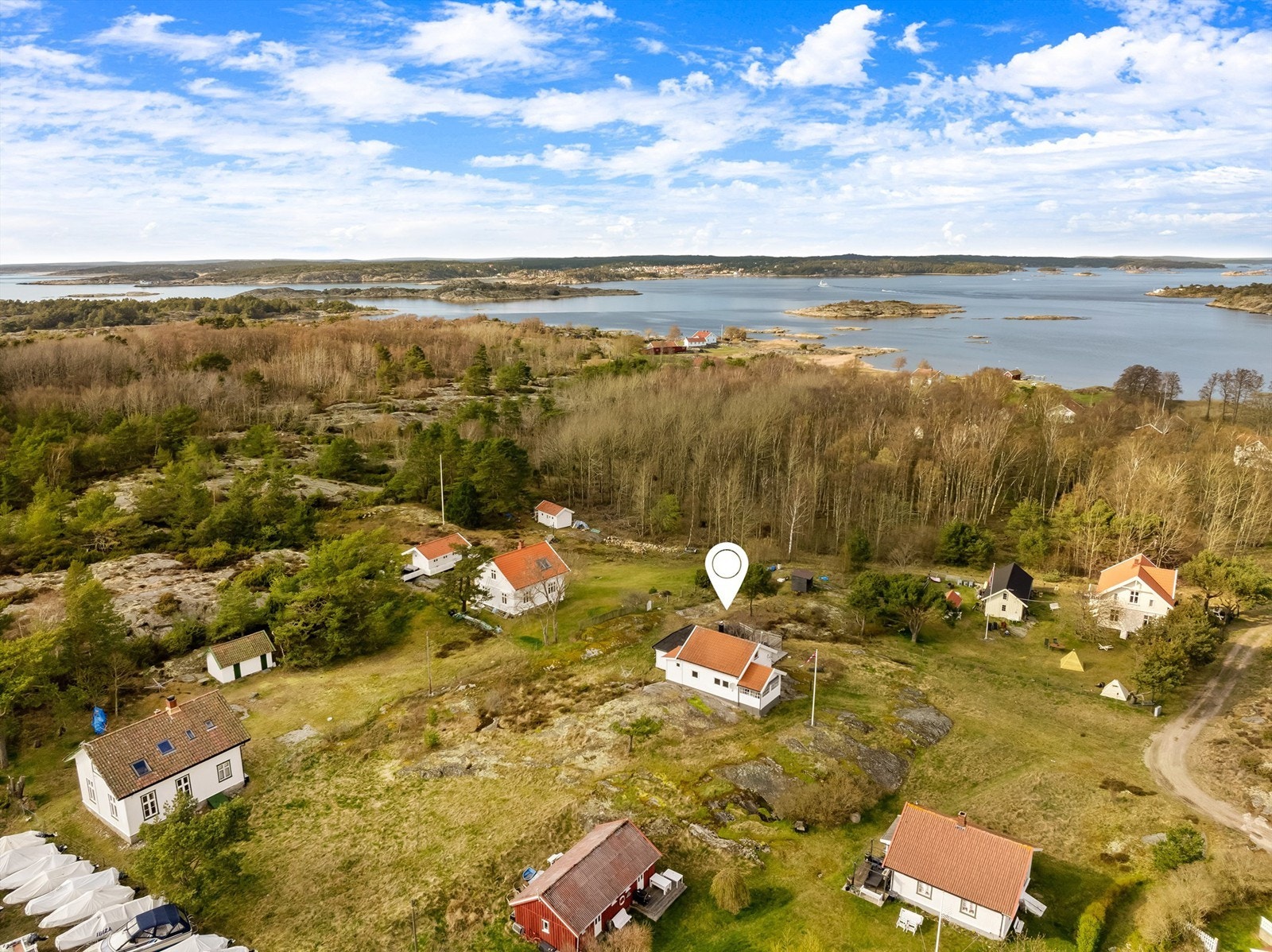 Hytta er frittliggende i veletablerte omgivelser, tomten er eiet og på 1.512 kvm. Galleribilde